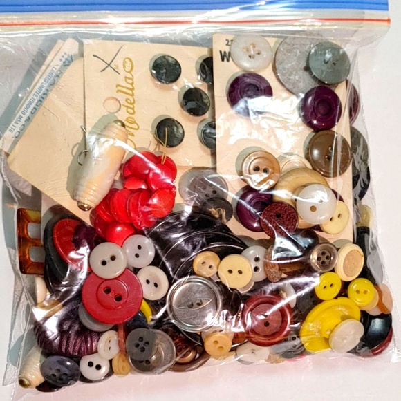 Mystery Bag Of Buttons - Picture 2 of 2